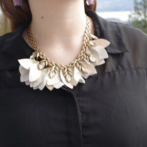 Ladies Stella & Dot Chunky Runeay Necklace